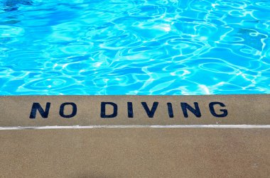 Yüzme Havuzu tarafından uyarı işareti
