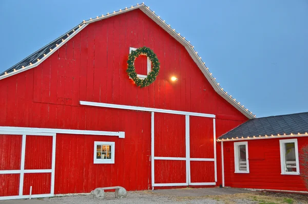 Holiday wreath on barn — Stock Photo, Image