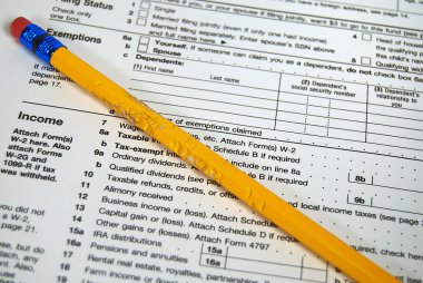 vergi form üzerinde çiğnenmiş kalem