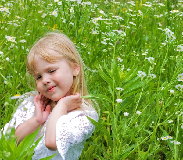 Liten flicka i blommor — Stockfoto