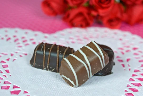 Валентина шоколад на сердце салфетки — стоковое фото