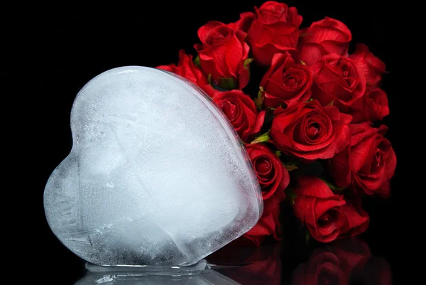 Derretendo coração de gelo com rosas — Fotografia de Stock