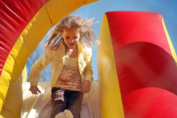 Menina feliz em um slide — Fotografia de Stock