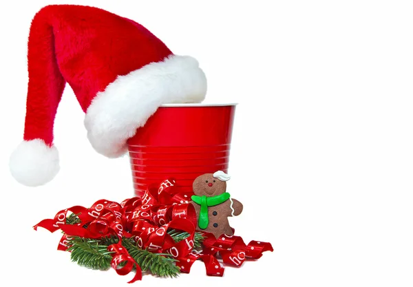 Chapéu de Papai Noel em copo de festa vermelho — Fotografia de Stock