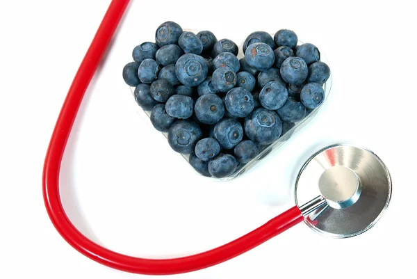 Blueberry heart dengan stetoskop — Stok Foto