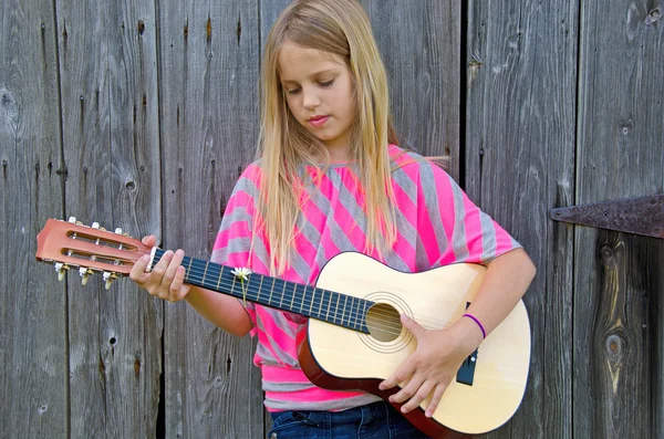 Young girl with guitar — Stock Photo, Image