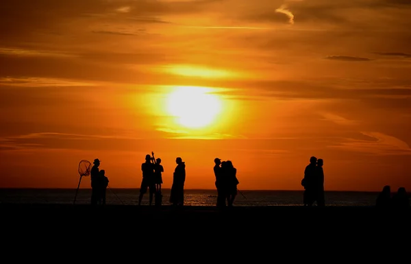 Touriste silhouette sur jetée du lac — Photo