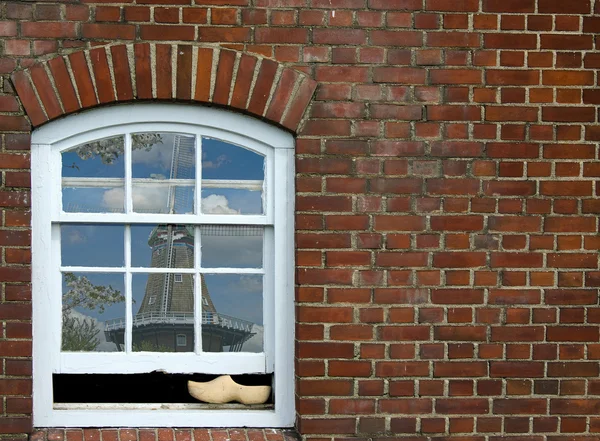 Holzschuh im Fenster — Stockfoto