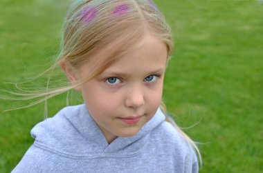 polka dot saçlı küçük kız