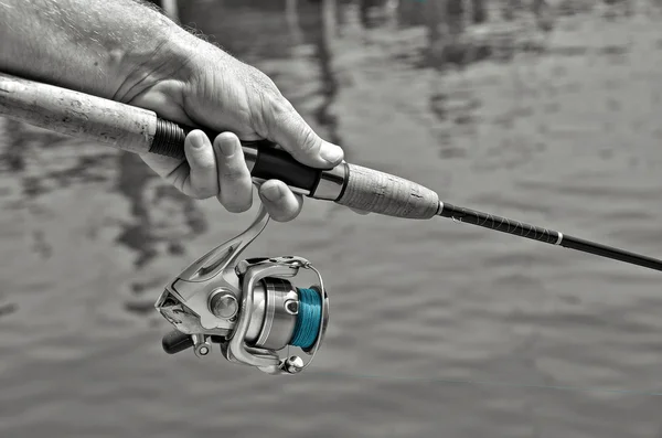 Uomo in possesso di una canna da pesca — Foto Stock