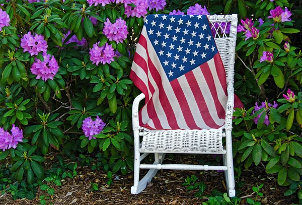 Vlajka na proutěném křesle v zahradě — Stock fotografie