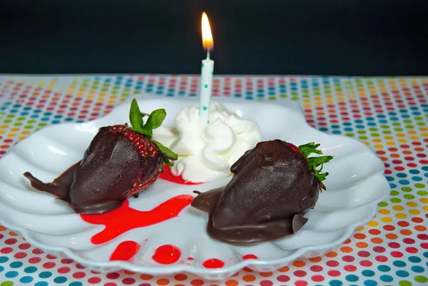 Met chocolade bedekte aardbeien — Stockfoto