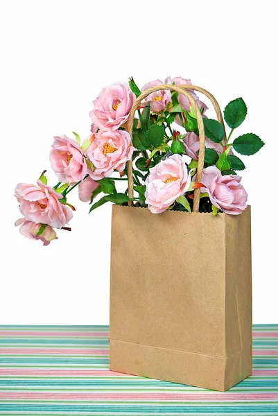 Розовые розы в бумажном пакете — стоковое фото