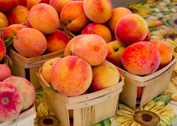 Pêches dans des boîtes de produits — Photo