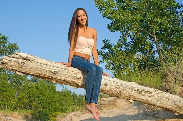 해변에 아름 다운 젊은 여자 — 스톡 사진