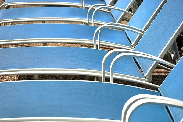 Salão de chaise piscina azul — Fotografia de Stock