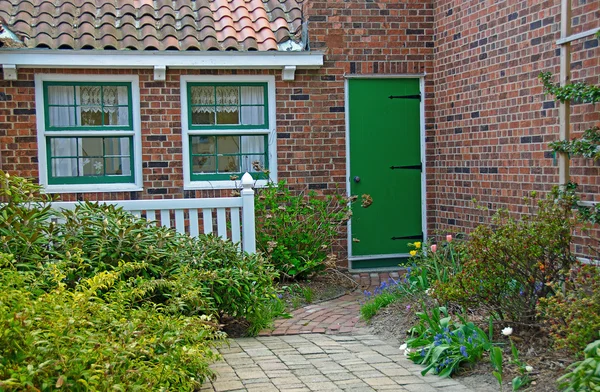 Зелені двері з доріжкою — стокове фото