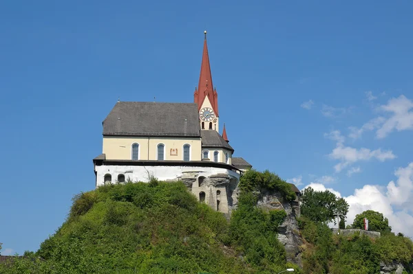 Alte europäische Kirche auf einem Berg — Stockfoto