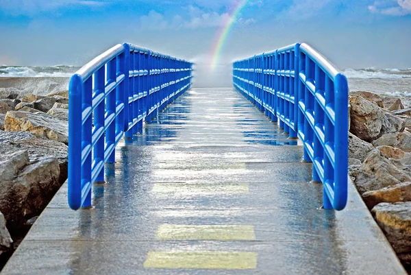 Regenbogen am Ende eines Pier — Stockfoto