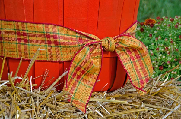 Herbstband auf orangefarbenem Korb — Stockfoto