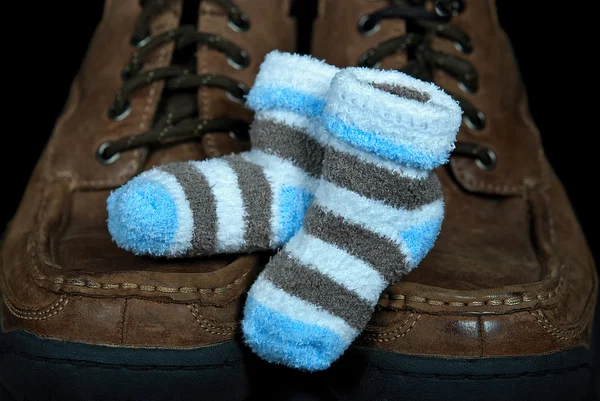 Bebé chico botines en los zapatos del hombre —  Fotos de Stock