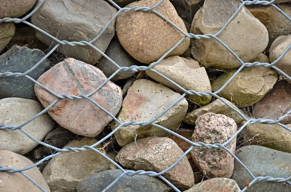 Rotswand met hek — Stockfoto