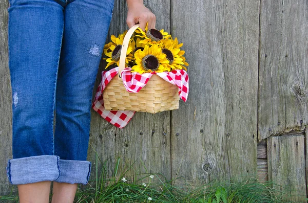 Landmädchen mit Sonnenblumenstrauß — Stockfoto