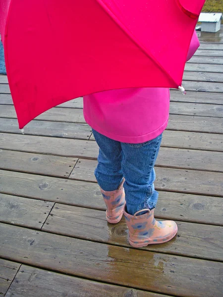 Kırmızı şemsiye altında küçük kız — Stok fotoğraf