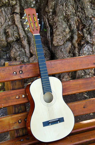 Guitarra no banco do parque — Fotografia de Stock