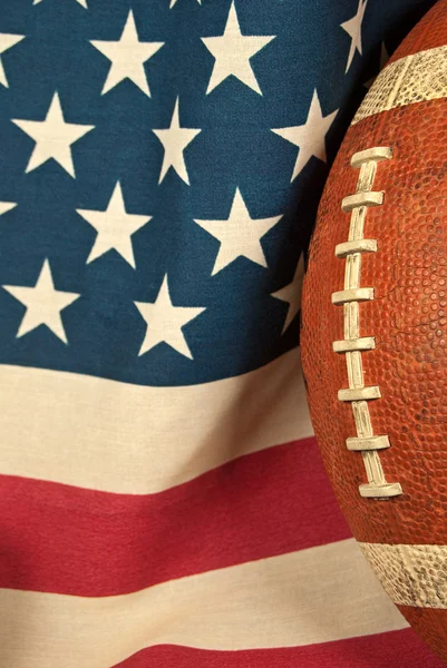 Футбол на американском флаге — стоковое фото