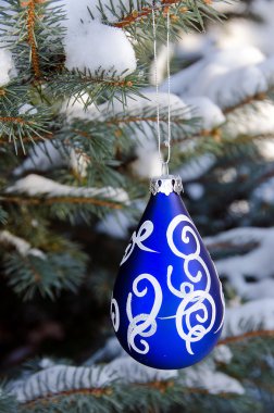 çam üzerinde mavi yılbaşı süsleme