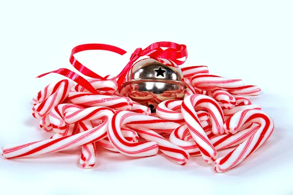 Bastones de caramelo y campana de Navidad — Foto de Stock