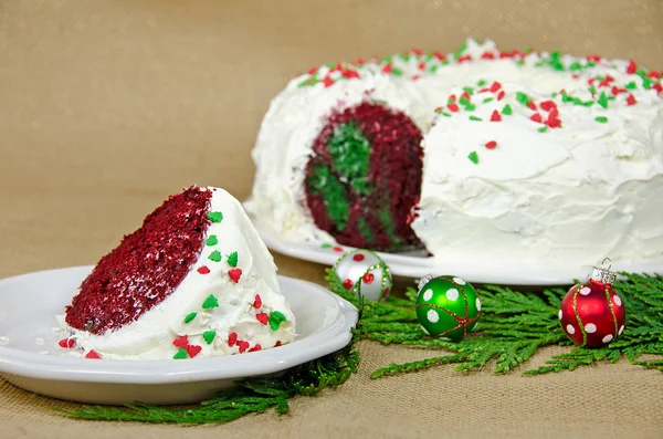クリスマスの赤いビロードのケーキ — ストック写真