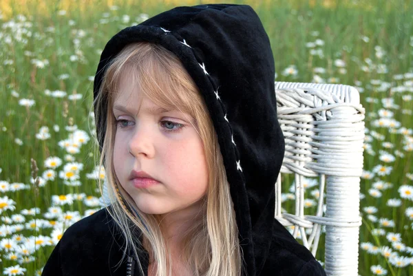 黑色的风帽衣的小女孩 — 图库照片