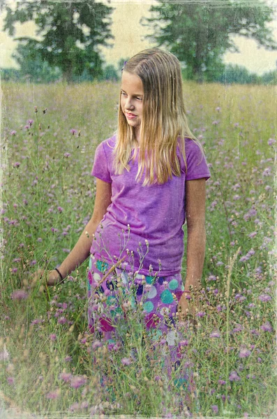 Menina em roxo flores silvestres — Fotografia de Stock