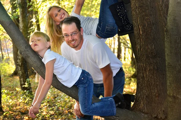 Papá con hijas —  Fotos de Stock