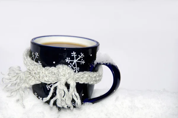 Кофейная кружка с шарфом — стоковое фото