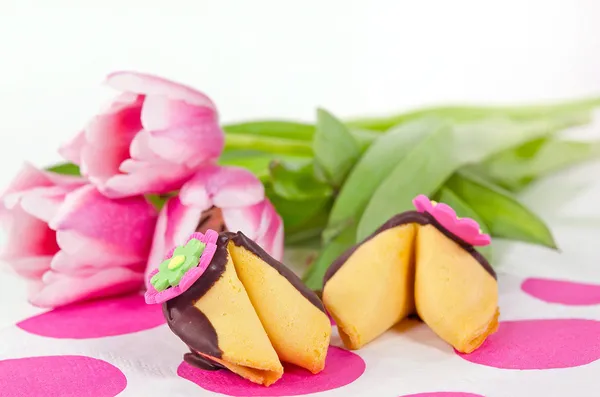 Fortune Cookie i tulipany — Zdjęcie stockowe