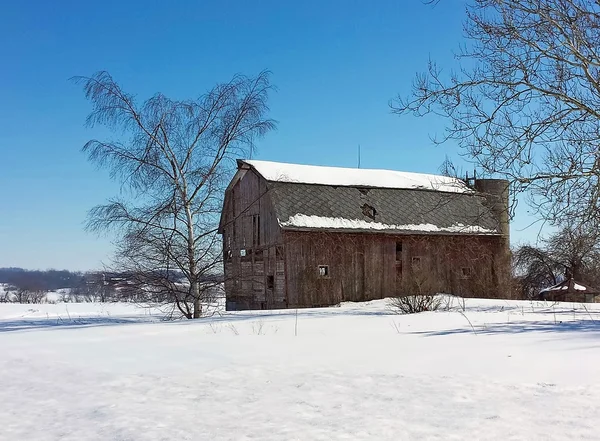 Vecchio fienile stagionato in inverno — Foto Stock