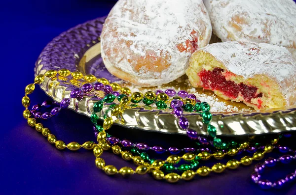 Paczki met mardi gras kralen — Stockfoto