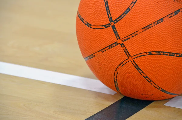 Basketball on court — Stock Photo, Image