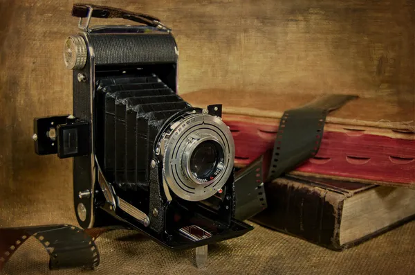 Câmera de fole vintage com livros — Fotografia de Stock