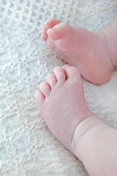 Dětské nohy na přikrývce — Stock fotografie