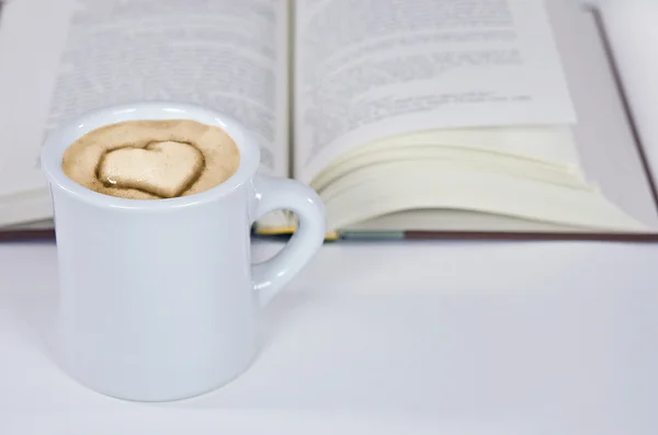 Kopje cappuccino met boek — Stockfoto