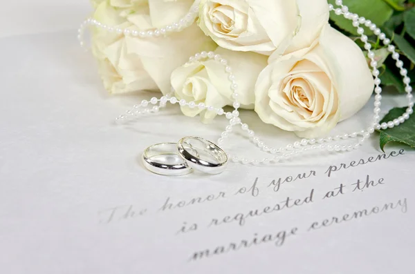 Wedding rings and roses — Stock Photo, Image