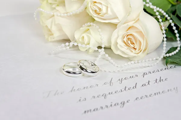 Anillos de boda y rosas —  Fotos de Stock