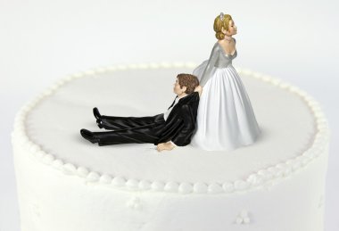 Gelin ve Damat Düğün pastası üzerinde