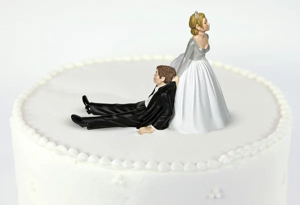 新娘和新郎在婚礼蛋糕 — 图库照片