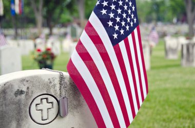 köpek Etiketler usta'nın mezar taşı üzerinde