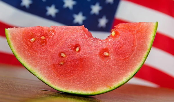 Rebanada de sandía con bandera — Foto de Stock